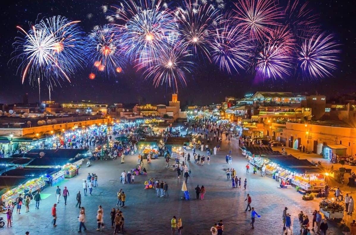 dış mekan, Yeni yıl, Yılbaşı, festival içeren bir resimYapay zeka tarafından oluşturulan içerik yanlış olabilir.