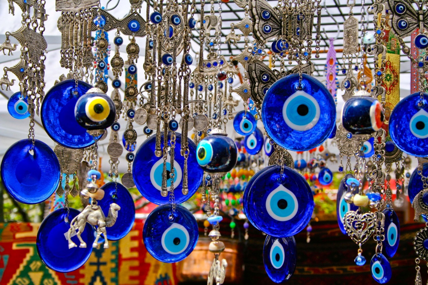 Majorelle Blue, süs, mavi içeren bir resimYapay zeka tarafından oluşturulan içerik yanlış olabilir.