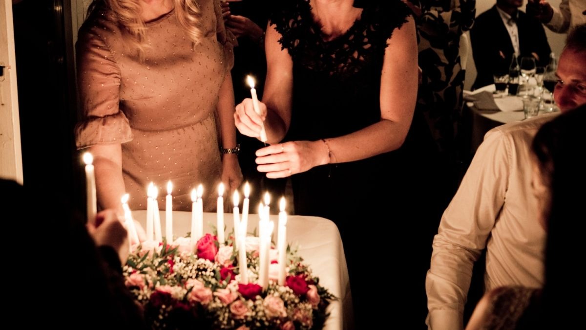 mum, kişi, şahıs, doğum günü pastası, giyim içeren bir resimYapay zeka tarafından oluşturulan içerik yanlış olabilir.