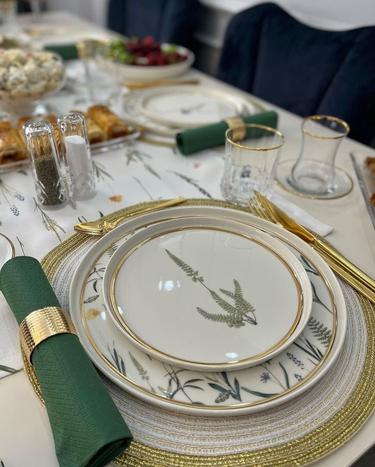 sofra takımı, tabak çanak, servis tabağı, yemek servis takımı içeren bir resimYapay zeka tarafından oluşturulan içerik yanlış olabilir.