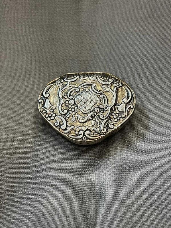 aksesuar, yardakçı, suç ortağı, maden içeren bir resimYapay zeka tarafından oluşturulan içerik yanlış olabilir.