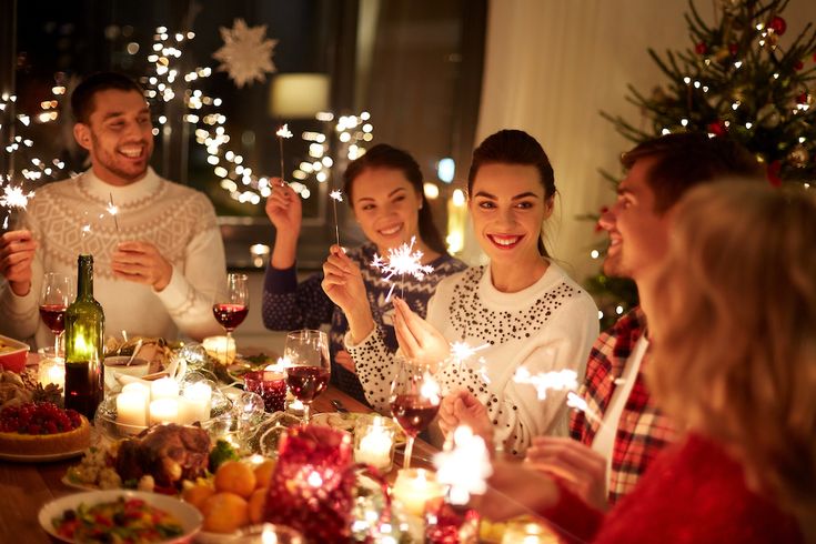 kişi, şahıs, noel, mum, giyim içeren bir resimYapay zeka tarafından oluşturulan içerik yanlış olabilir.