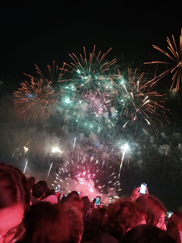 festival, Yılbaşı gecesi, Yılbaşı, olay, etkinlik içeren bir resimYapay zeka tarafından oluşturulan içerik yanlış olabilir.