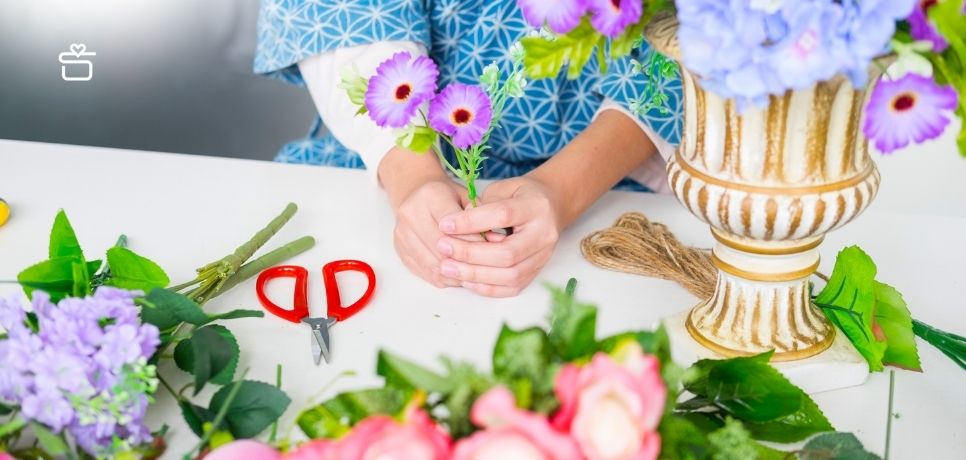 çiçek, vazo, çiçekli desen, kesme çiçekler içeren bir resimYapay zeka tarafından oluşturulan içerik yanlış olabilir.