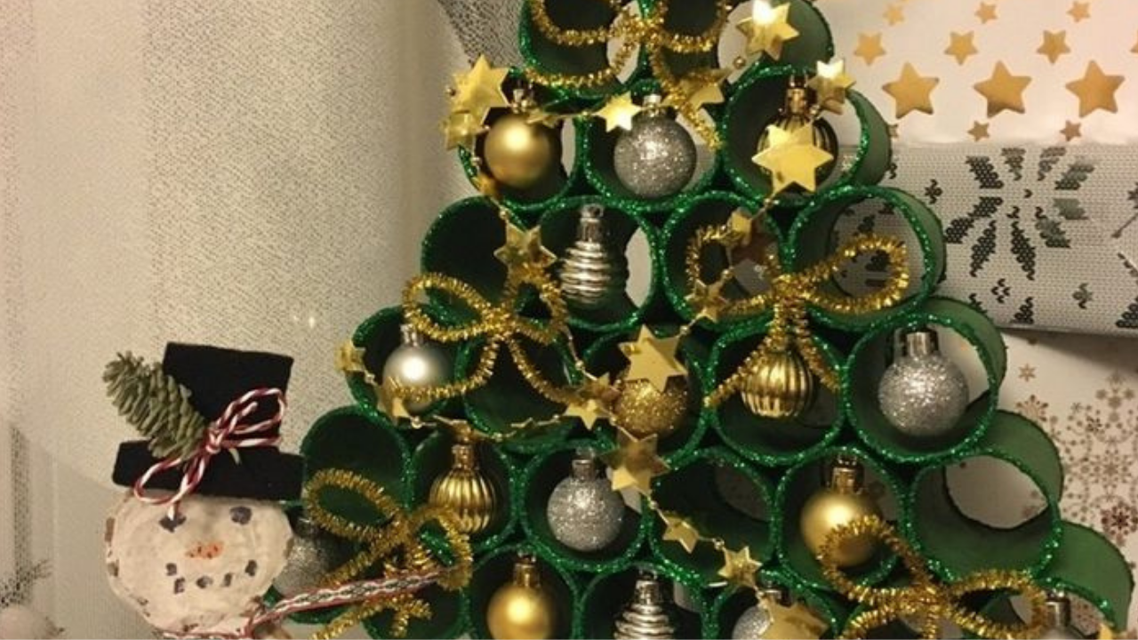 noel süslemesi, dini bayram süslemesi, noel ağacı, süs içeren bir resimYapay zeka tarafından oluşturulan içerik yanlış olabilir.