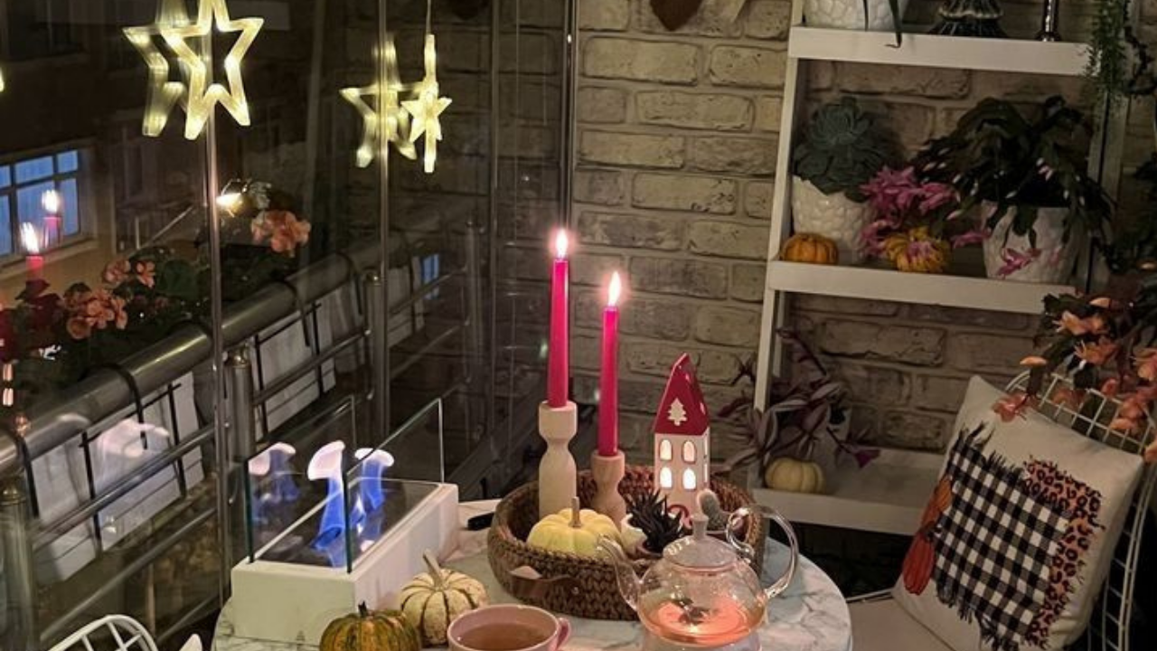 mum, iç mekan, yemek, gıda, sofra takımı içeren bir resimYapay zeka tarafından oluşturulan içerik yanlış olabilir.