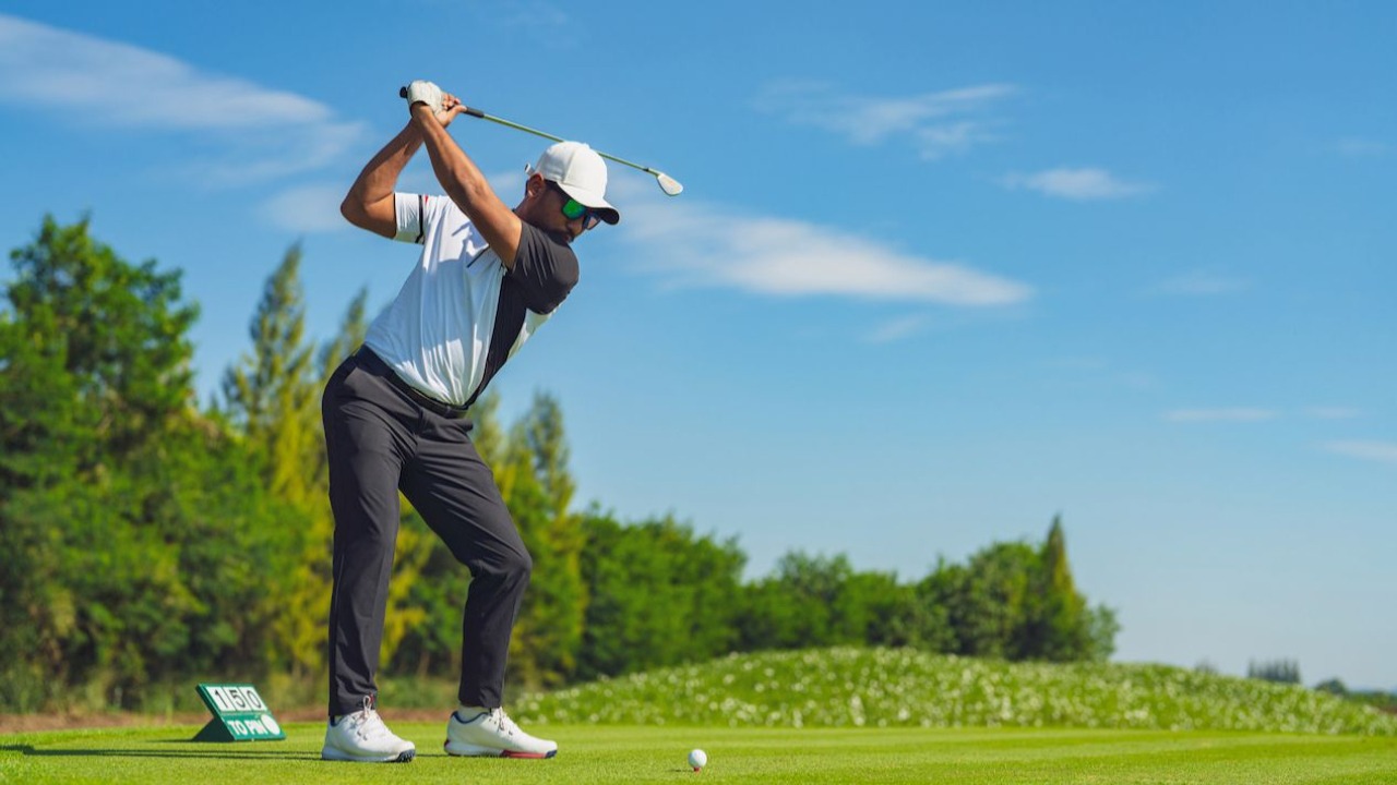 spor, spor oyunu, golf, dış mekan içeren bir resimYapay zeka tarafından oluşturulan içerik yanlış olabilir.